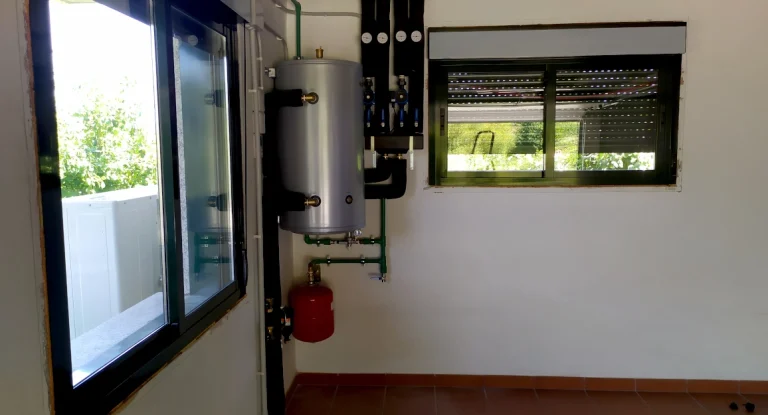 Bomba de calor Hitachi con refrigerante natural R290 instalada en Moaña