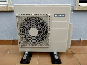 Detalle de la unidad exterior de la instalacion del aire acondicionado en Moaña