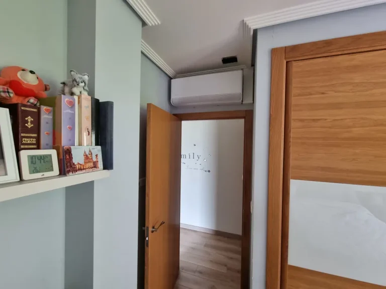 Instalación estética de aire acondicionado en dormitorio de Cangas con los tubos ocultos por el falso techo.
