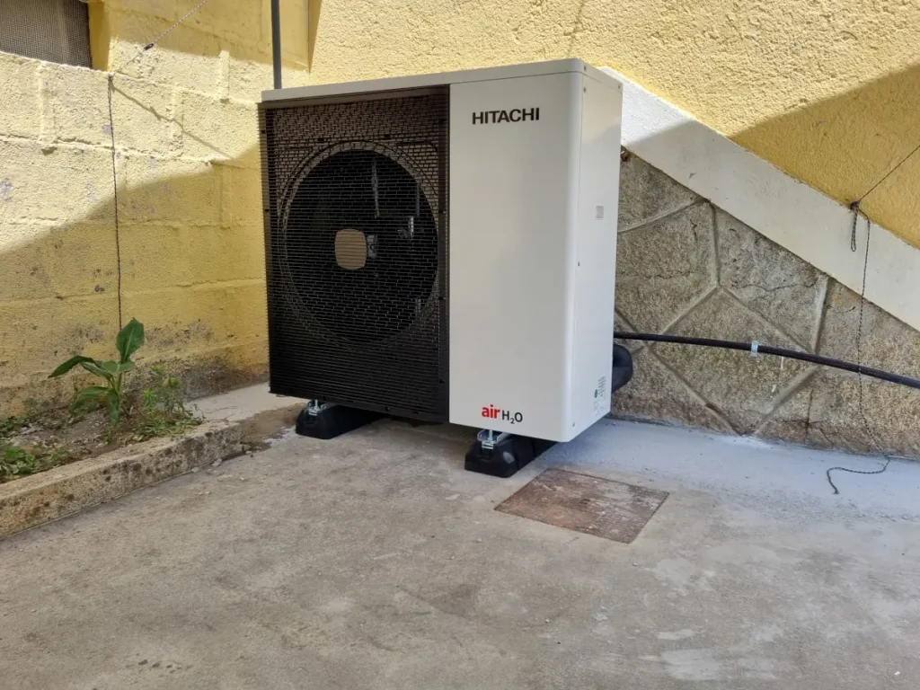 Unidad exterior de la bomba de calor aerotérmica Hitachi H20 800 M4 montada en una vivienda de Marín.