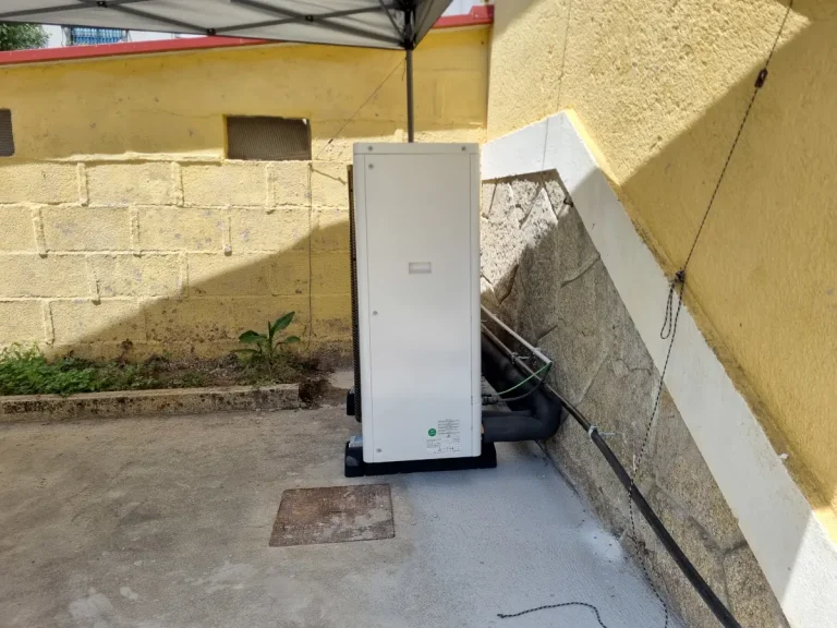 Instalación de Aerotermia en Marín Unidad exterior de la bomba de calor aerotérmica Hitachi H20 800 M4 montada en una vivienda de Marín vista lateral.