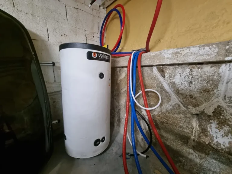 Instalación de Aerotermia en Marín Interacumulador de agua caliente sanitaria de 200 litros en acero inoxidable para sistema de aerotermia en Marín.