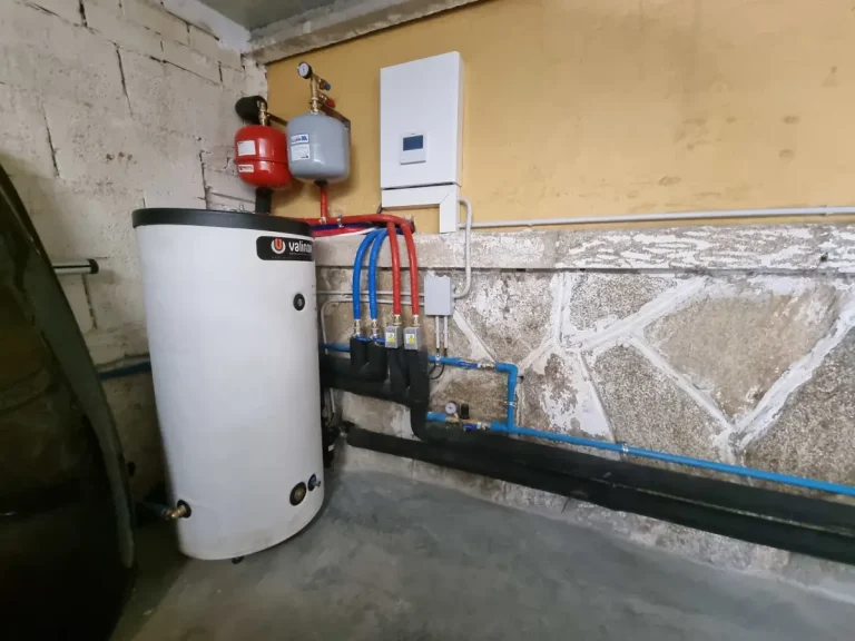 Instalación de Aerotermia en Marín Equipo de aerotermia Hitachi instalado de forma limpia en el garaje de una vivienda unifamiliar reformada en Marín.