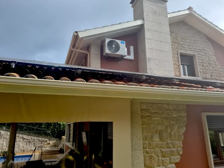 Vista general de la instalación de aire acondicionado en la fachada exterior de una vivienda unifamiliar en Cangas.