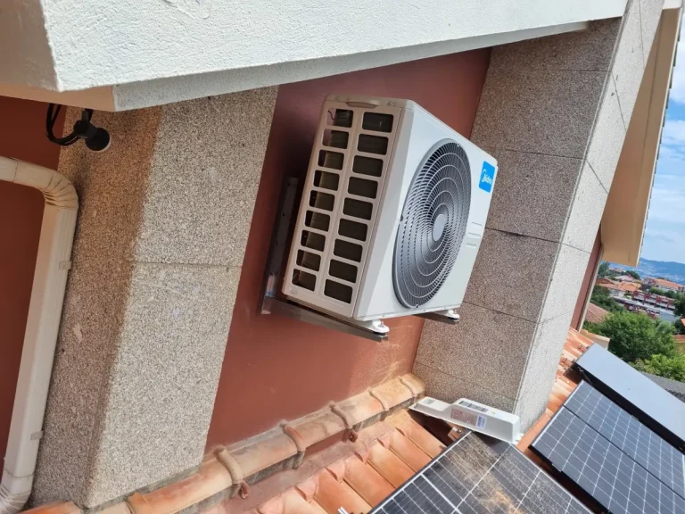 Detalle del motor exterior del sistema multi-split Midea sobre soportes de pared en Cangas.