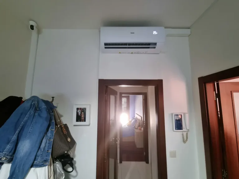 Instalación de aire acondicionado en Bueu Unidad interior Haier encendida a 25 grados mostrando un acabado limpio con canaleta disimulada.