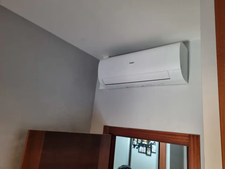 Instalación de aire acondicionado en Bueu Instalación de aire acondicionado Haier en superficie utilizando canaletas estéticas de pared en una vivienda de Bueu.