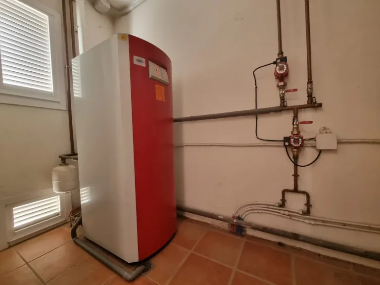 Antigua caldera de gasoil Baxi antes de ser sustituida por un sistema de aerotermia en Marín.