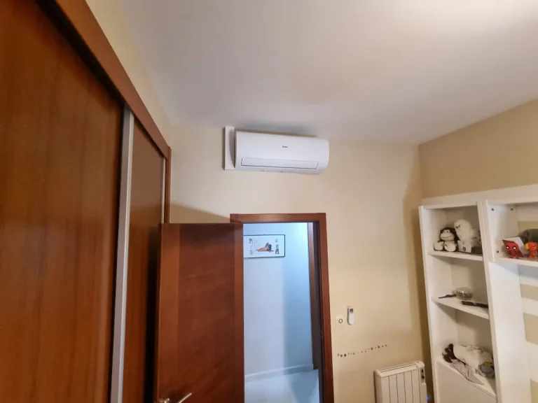 Instalación de aire acondicionado en Bueu Dormitorio en Bueu climatizado con un split Haier y tuberías ocultas mediante canaleta ajustada a la esquina.