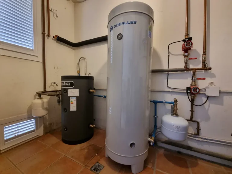 Nueva instalación interior con depósito de ACS de acero inoxidable y depósito de inercia para aerotermia.