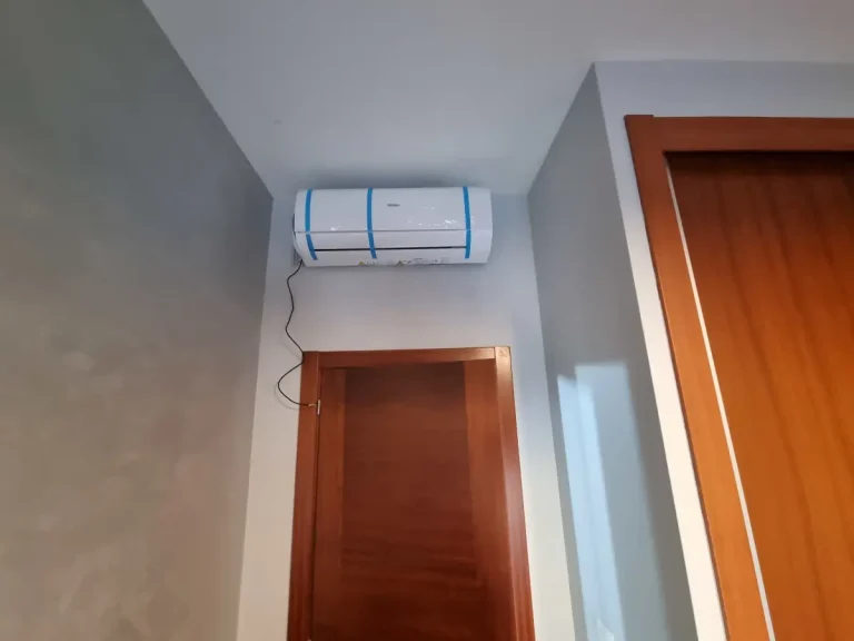 Instalación de aire acondicionado en Bueu Split de pared Haier colocado en un cuarto de Bueu a la espera de conectar las bombas de condensado y canaletas.