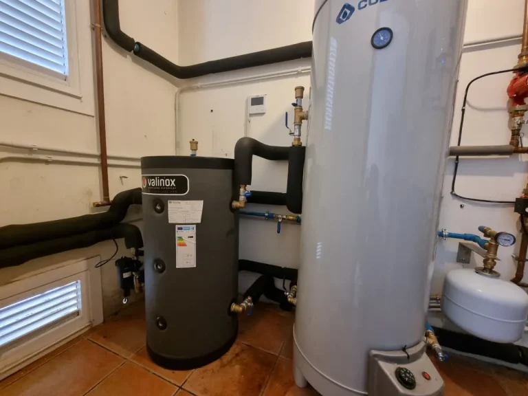 Depósito de agua caliente y depósito de inercia interconectados