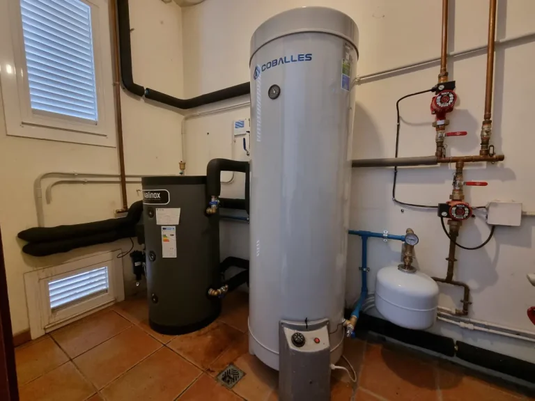 Instalación con tuberías perfectamente aisladas para el nuevo sistema eficiente.