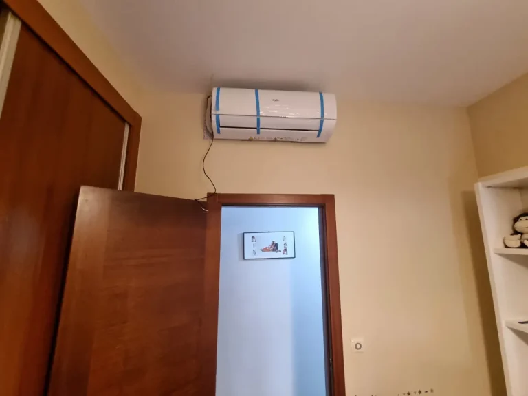 Instalación de aire acondicionado en Bueu Proceso de instalación de split de aire acondicionado Haier sobre el marco de la puerta en una habitación de Bueu.