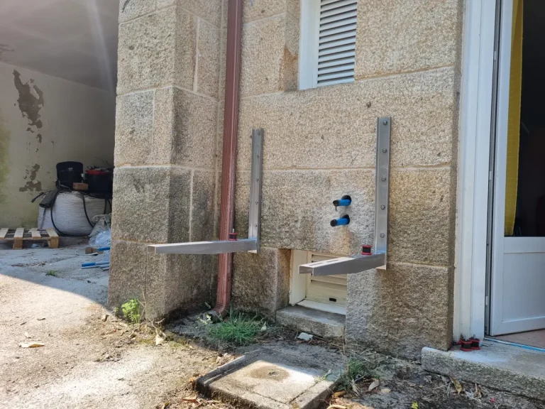 Soportes de pared con refuerzos verticales a medida para soportar el peso de la máquina exterior.