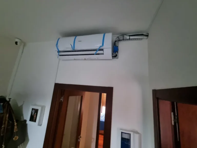 Instalación de aire acondicionado en Bueu Split Haier terminado con bomba de condensados visible y canaleta estética pegada al techo en Bueu.