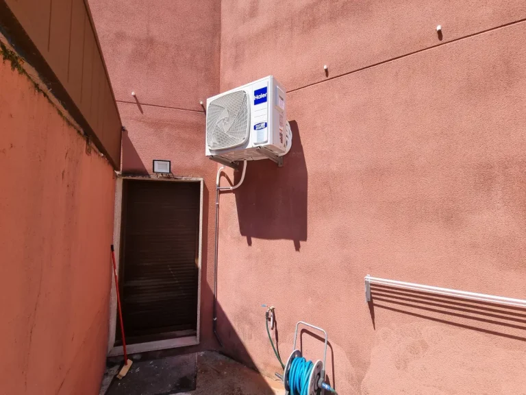 Instalación de aire acondicionado en Bueu Unidad exterior Haier 4x1 completamente terminada con todas las conexiones ocultas bajo canaleta exterior en Bueu.