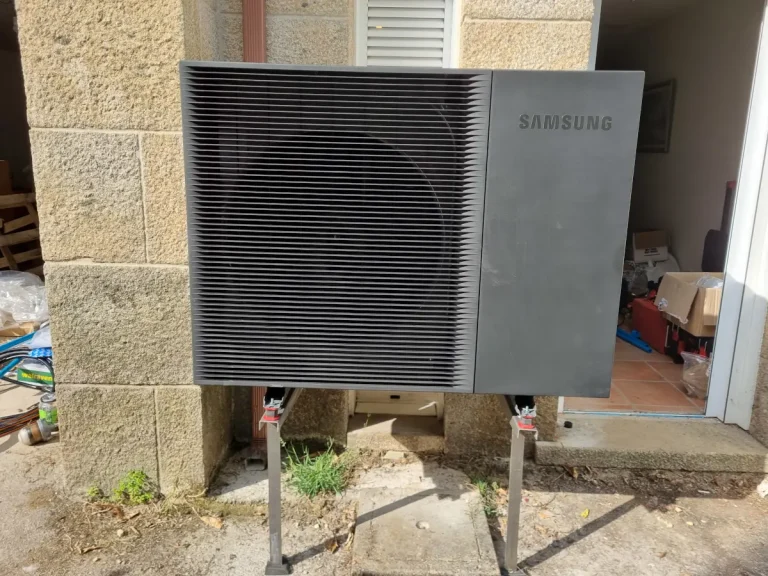Unidad exterior de aerotermia Samsung EHS R290 de 150kg instalada de forma segura sobre soportes reforzados en Marín.