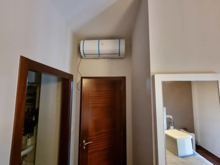 Instalación de aire acondicionado en Bueu Unidad interior de aire acondicionado Haier colocada en la pared de un dormitorio durante su montaje en Bueu.