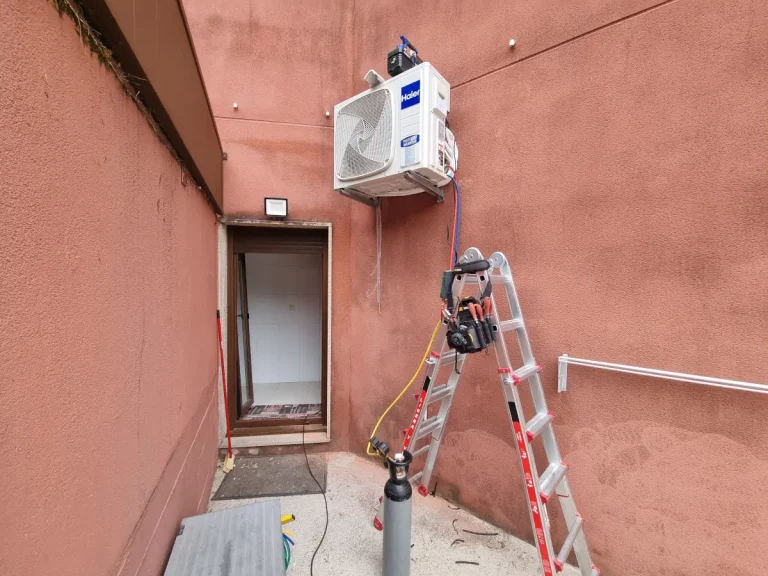 Instalación de aire acondicionado en Bueu Técnico realizando el vacío del circuito frigorífico en una unidad exterior Haier 4x1 con bomba de vacío en Bueu.