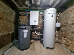 iSala técnica terminada con bomba de calor Hitachi, depósito de inercia Valinox y acumulador Coballes en Poio.