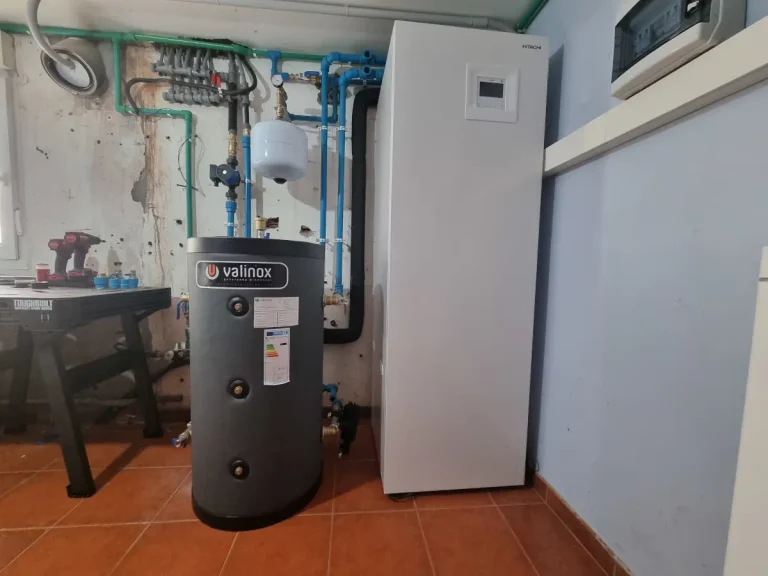 Instalación de Aerotermia en Bueu Fase de montaje de la torre interior Hitachi air H2O y depósito de inercia Valinox en sala técnica.