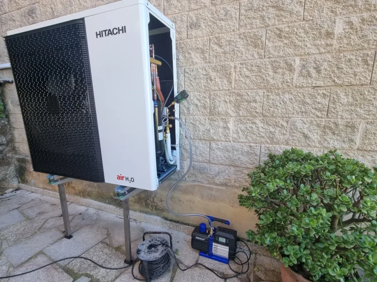 Instalación de Aerotermia en Bueu Realización de vacío del circuito frigorífico con bomba DSZH en unidad exterior Hitachi air H2O en Bueu.