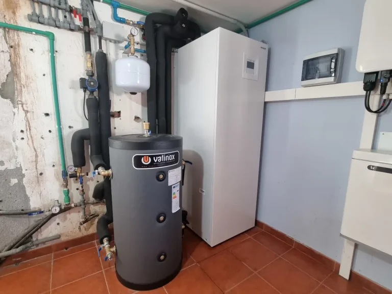 Instalación de Aerotermia en Bueu Sala técnica finalizada con aerotermia Hitachi air H2O 600, depósito de inercia Valinox y tuberías aisladas.