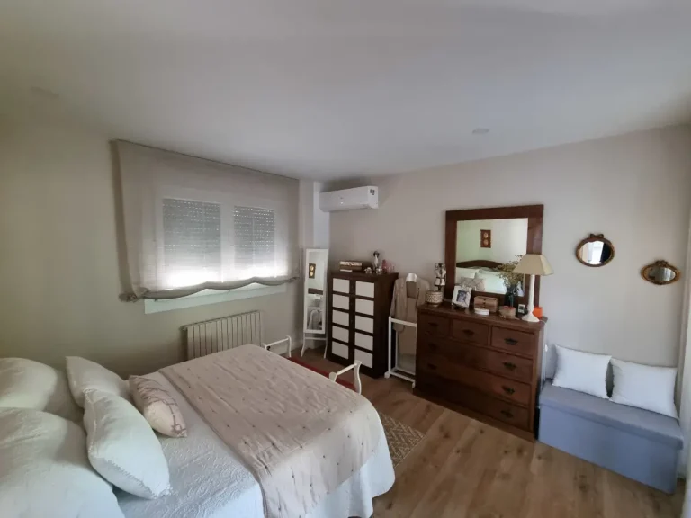 Fancoil de pared instalado en dormitorio junto al radiador para aportar aire frío en verano en Mogor