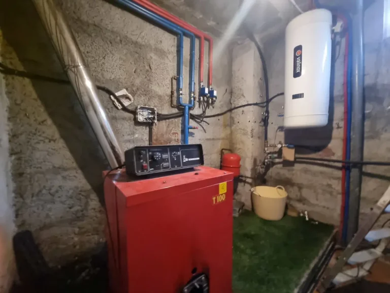 Antigua caldera de gasoil Bongioanni roja en la sala técnica antes de la sustitución por aerotermia en Mogor